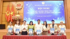 Chủ tịch LĐLĐ quận Ba Đình Bùi Phương Chi và đại diện 5 đơn vị tiến hành ký kết chương trình phúc lợi cho đoàn viên, người lao động dưới sự chứng kiến của Phó Chủ tịch LĐLĐ Thành phố Nguyễn Huy Khánh và Phó Chủ tịch Ủy ban nhân dân quận Ba Đình Phạm Thị Diễm.